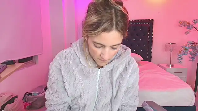 Juliieta_gray - 2 fingers in my pussy ✌😋