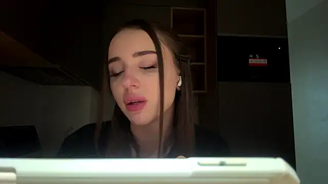 Dianaluves1 - Soft eye contact + wink 👀