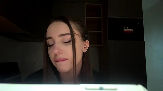 Dianaluves1 - Soft eye contact + wink 👀