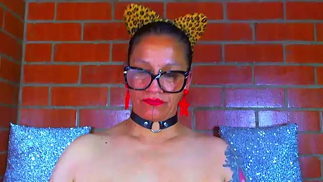 Taylor-hardcore - Every time it vibrates, my tits bounce