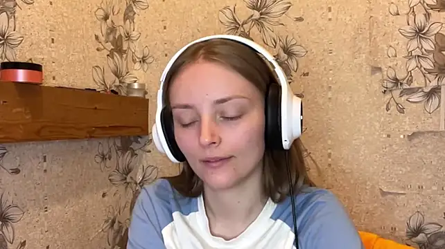 EmyMiu - show tongle
