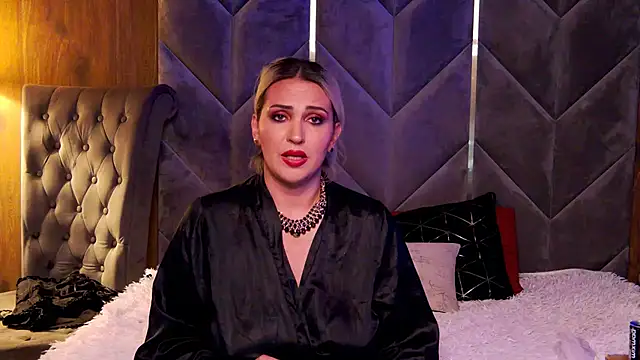 LaylaBlakes - Eye contact for 5 mins