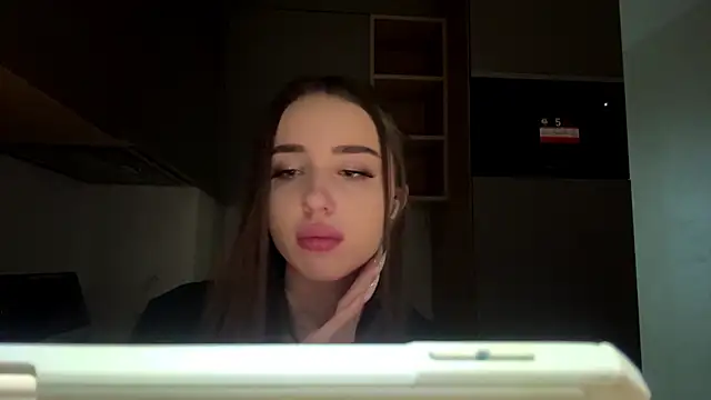 Dianaluves1 - Blow a kiss close to cam😘