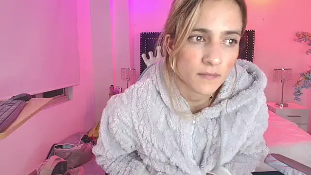 Juliieta_gray - 2 fingers in my pussy ✌😋