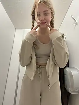 Elsawhere - pinch nipls and moan loudly in TAXI 🚕