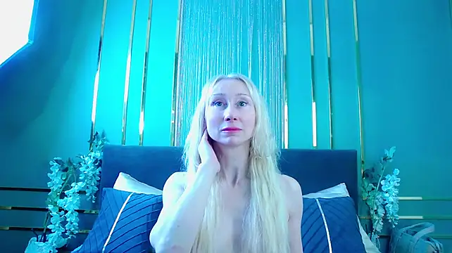 KissDreamm - topless dance