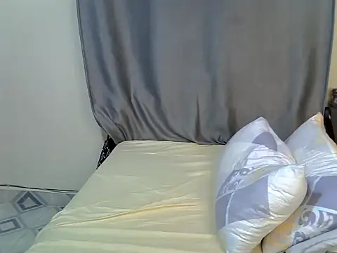 SexxyLindsey - show pussy upclose
