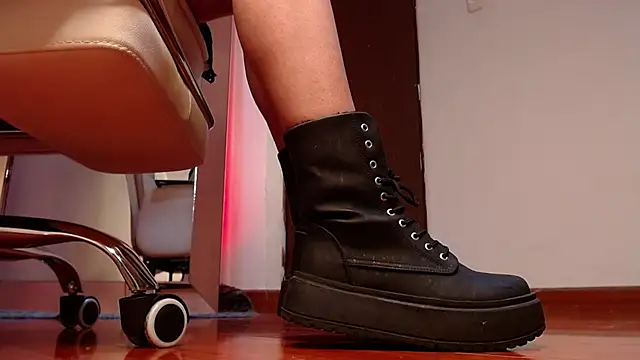 Marthina_thompsson - Squirt for you in boots