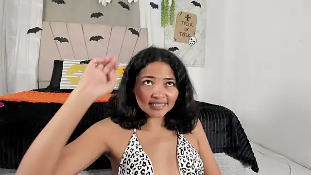 Elayha_28 - RIDE PILLOW AND BRA OFF