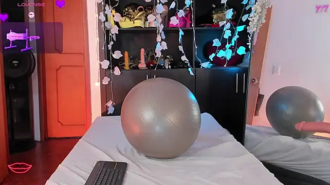 Cleopatraa - SHOW TITS