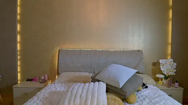 Chiara_Hollis - GET BIG DILDO IN MY PUSSY