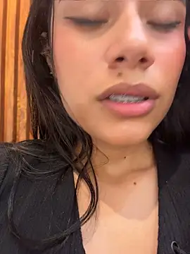 Sara-Castillo - SUPER MEGA SQUIRT IN THE MEN'S BATHROOM