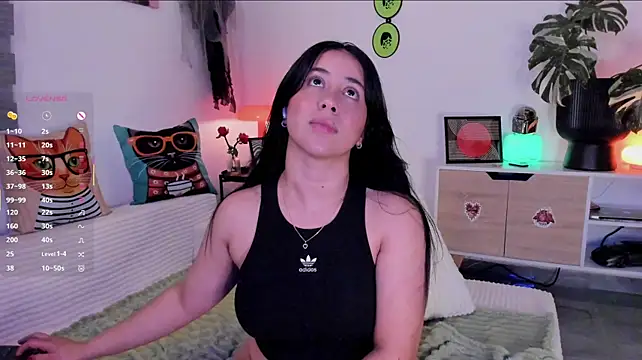 Gigi-bom - naked and fingers in pussy
