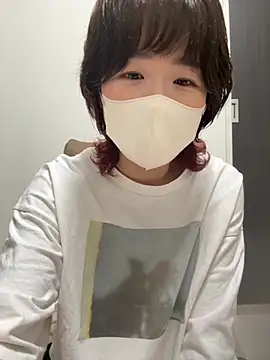 Emma_9259 - 上の服を脱いで脇見せ