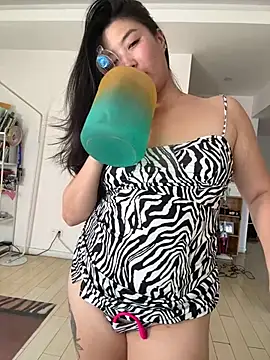 Tavie1744 - bare my butt 2min