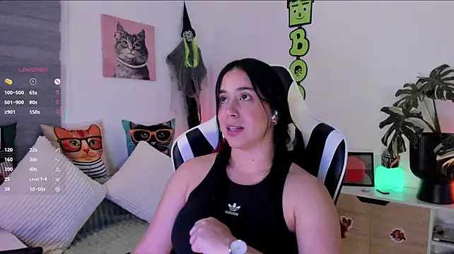 Gigi-bom - naked and fingers in pussy