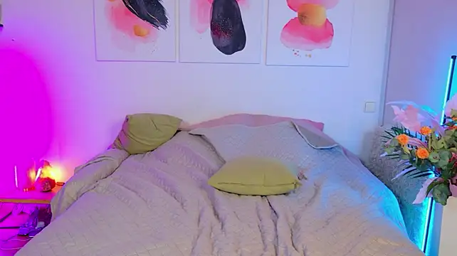 Ariana_Petite - squezze and play with her tits🔥