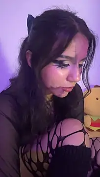 HollyPeachh - boobs out + saliva