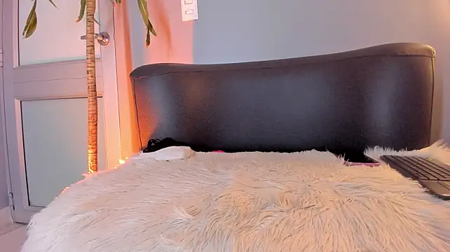 NiaCrawfordd - Put hot candle wags on my body !!