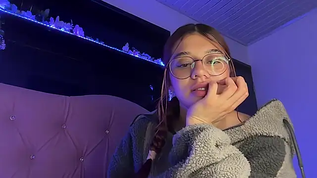 Its_raquelle - Play with my boobs