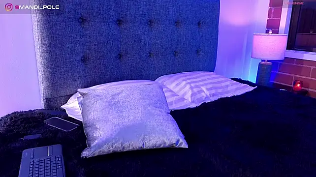 Mandi4pole_ - Show ass in doggy + spanks x 11