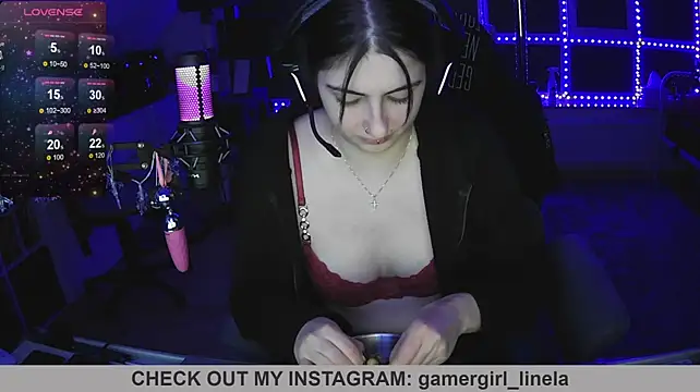 Gamergirl-Linela - LT Gets Oil On Boobs Video