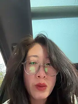 Weiwei103 - 裸胸玩弄乳头乳晕