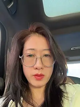 Weiwei103 - 裸胸玩弄乳头乳晕