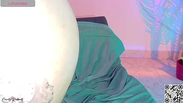 Emmi_Roberts - Massage my feet with oil