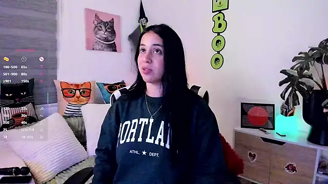 Gigi-bom - naked and fingers in pussy