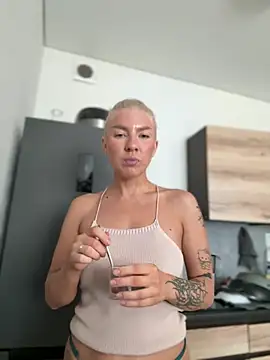 NewLale - Show pussy