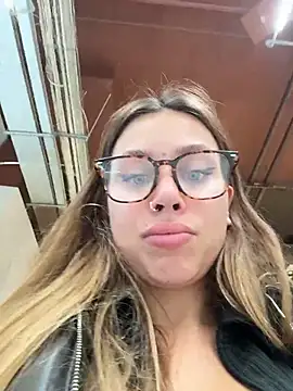 Jucie_Boom - RISKY BOOB FLASH IN MALL😳