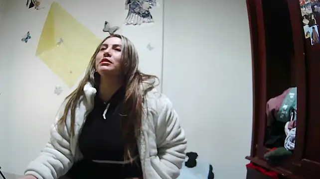 AddyStuart_ - Montar dildo+ Un dedo en el ano+Desnuda