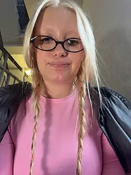 Elfi_InPublic - Doggy pose+shake ass in lobby