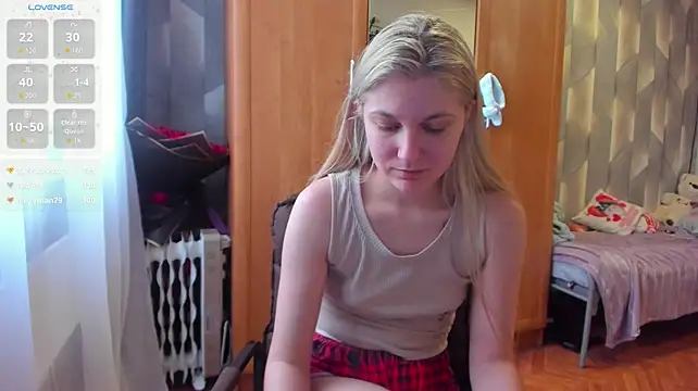 Tiny_Kiss - finger in pussy