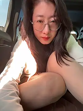 Weiwei103 - 裸胸玩弄乳头乳晕