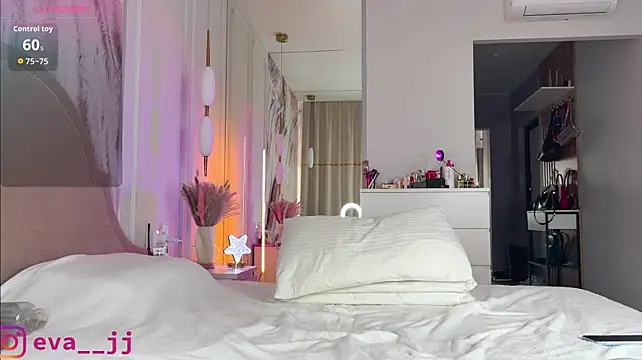 Eva_JJ - Naked and play with pussy