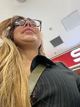 Jucie_Boom - RISKY FINGER SUCKING IN MALL😳
