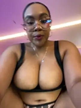 Esmeralda_Duarte - Oil up my naked ass 😈