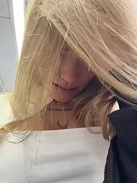 StreetSquirt - fuck pussy with fingers+moan loudly