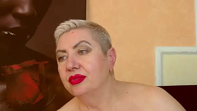 LadyPosh - JUST GIVE ME A SMILE!