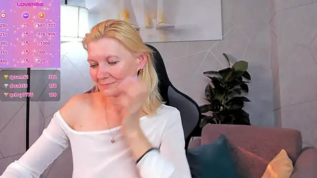 Julie_Lucas - sexy taking off stockings