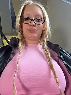 Elfi_InPublic - Show tits+play with nipples in lobby