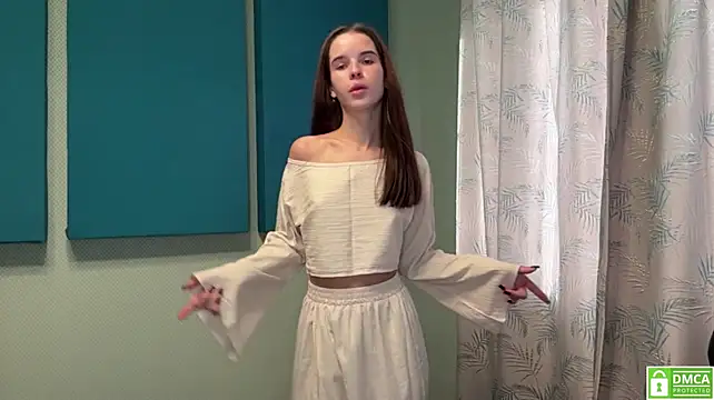 Juicy_Cutie - Lick my tasty lips close to cam 🫦