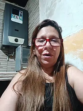 Cari75 - Completamente desnuda en el sillón 4 min