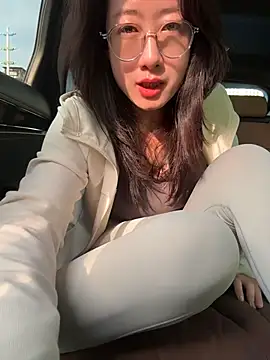 Weiwei103 - 裸胸玩弄乳头乳晕