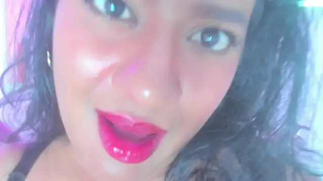 Isabella_rows - close-up of a face + sucking finger 😏🥵