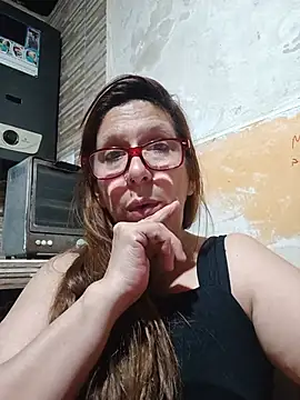 Cari75 - Completamente desnuda en el sillón 4 min