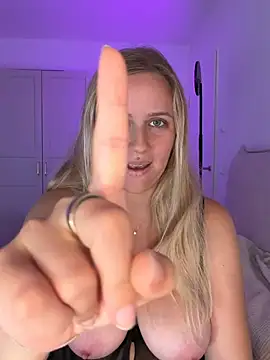 Lunawolf21 - boobs out whole show