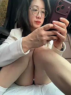 Weiwei103 - 裸胸玩弄乳头乳晕